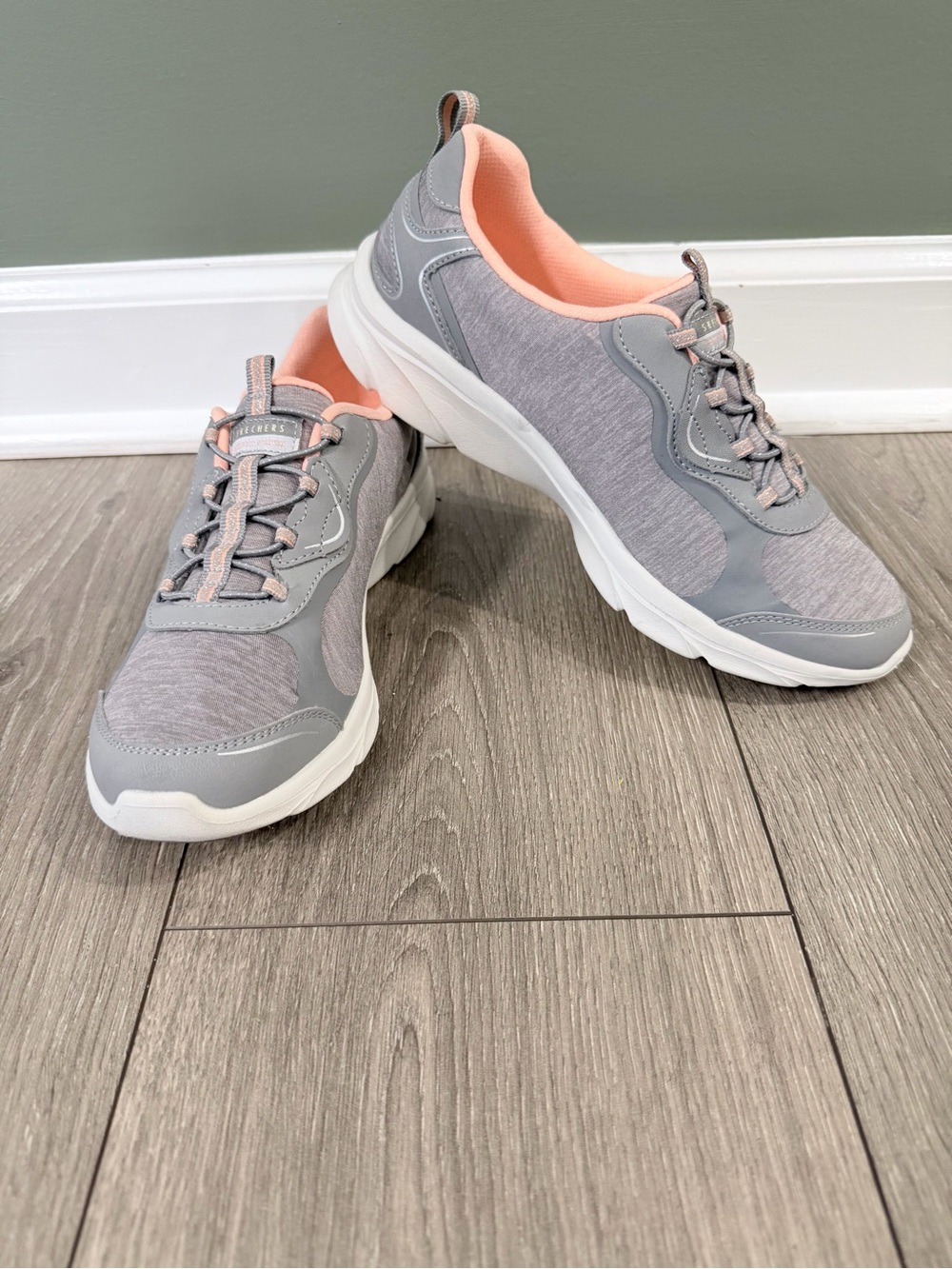 Skechers Relaxed Fit Memory Foam Air Cooled Gray Pink Womens Size 8